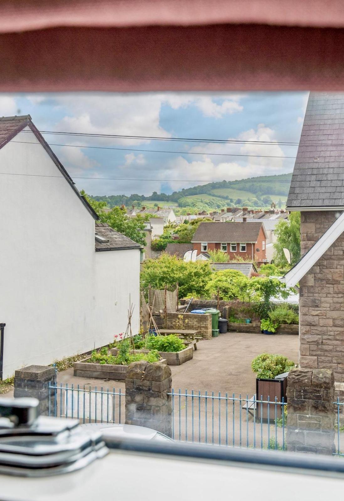 Chic 2-Bedroom Townhouse In Vibrant Abergavenny Exterior photo