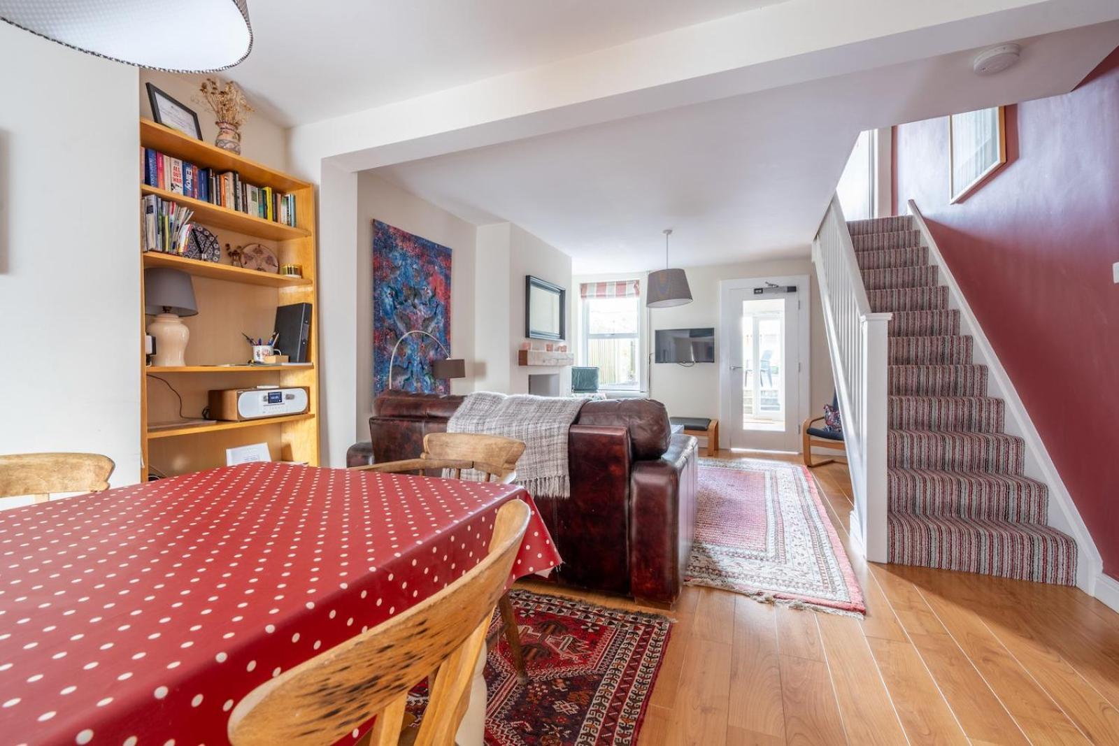 Chic 2-Bedroom Townhouse In Vibrant Abergavenny Exterior photo