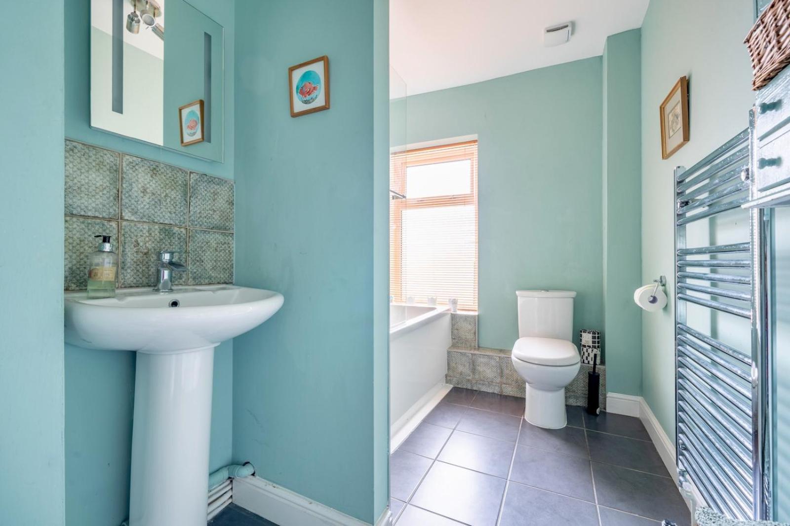 Chic 2-Bedroom Townhouse In Vibrant Abergavenny Exterior photo