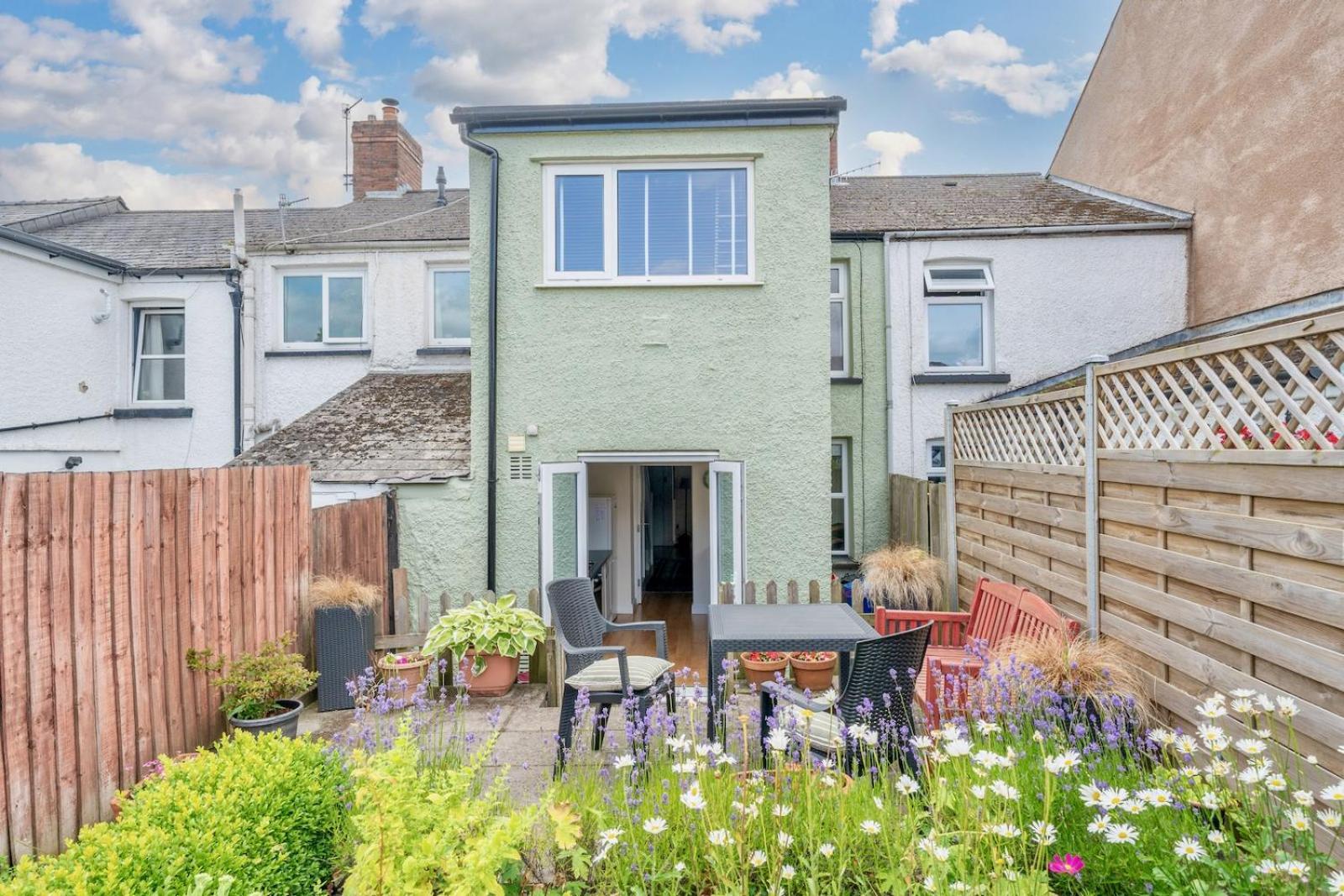 Chic 2-Bedroom Townhouse In Vibrant Abergavenny Exterior photo